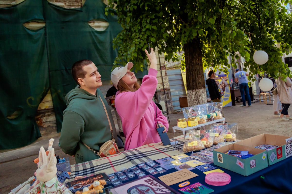 В минувшее воскресенье в центре Владимира прошел «Ресторанный день», причем в новом формате гастроарта. Еда как искусство и съедобные арт-объекты – результат коллаборации художников и кулинаров. Рассказываем, чем на этот раз горожан удивляло ставшее уже традиционным мероприятие.