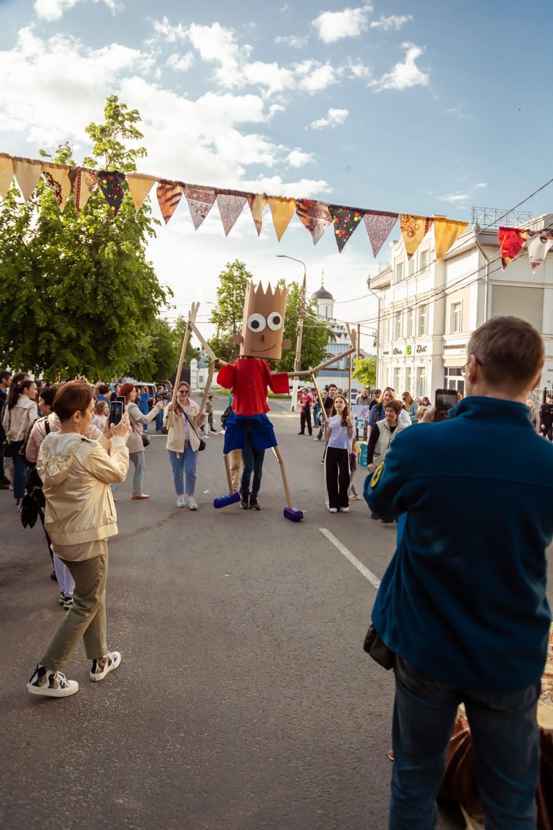 В минувшее воскресенье в центре Владимира прошел «Ресторанный день», причем в новом формате гастроарта. Еда как искусство и съедобные арт-объекты – результат коллаборации художников и кулинаров. Рассказываем, чем на этот раз горожан удивляло ставшее уже традиционным мероприятие.