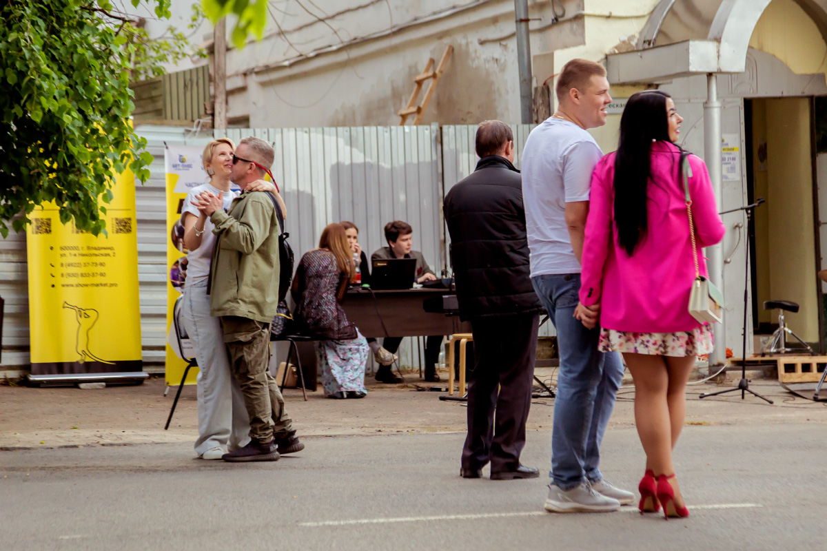 В минувшее воскресенье в центре Владимира прошел «Ресторанный день», причем в новом формате гастроарта. Еда как искусство и съедобные арт-объекты – результат коллаборации художников и кулинаров. Рассказываем, чем на этот раз горожан удивляло ставшее уже традиционным мероприятие.