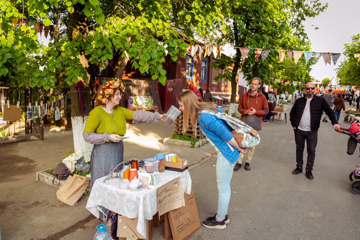 В минувшее воскресенье в центре Владимира прошел «Ресторанный день», причем в новом формате гастроарта. Еда как искусство и съедобные арт-объекты – результат коллаборации художников и кулинаров. Рассказываем, чем на этот раз горожан удивляло ставшее уже традиционным мероприятие.