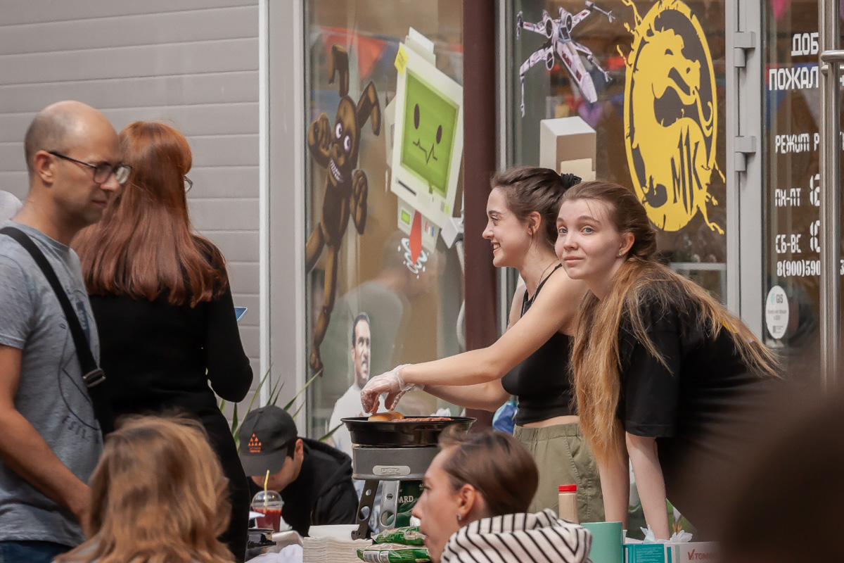 В минувшее воскресенье в центре Владимира прошел «Ресторанный день», причем в новом формате гастроарта. Еда как искусство и съедобные арт-объекты – результат коллаборации художников и кулинаров. Рассказываем, чем на этот раз горожан удивляло ставшее уже традиционным мероприятие.