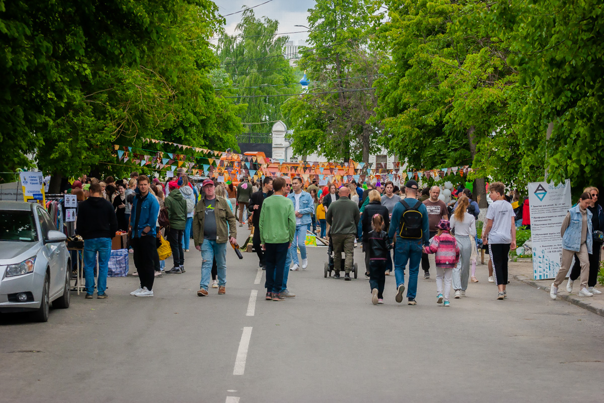 В минувшее воскресенье в центре Владимира прошел «Ресторанный день», причем в новом формате гастроарта. Еда как искусство и съедобные арт-объекты – результат коллаборации художников и кулинаров. Рассказываем, чем на этот раз горожан удивляло ставшее уже традиционным мероприятие.
