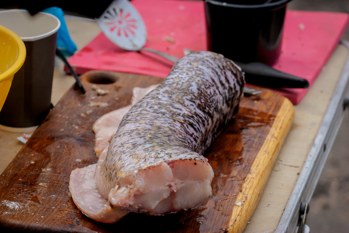 В минувшее воскресенье в центре Владимира прошел «Ресторанный день», причем в новом формате гастроарта. Еда как искусство и съедобные арт-объекты – результат коллаборации художников и кулинаров. Рассказываем, чем на этот раз горожан удивляло ставшее уже традиционным мероприятие.