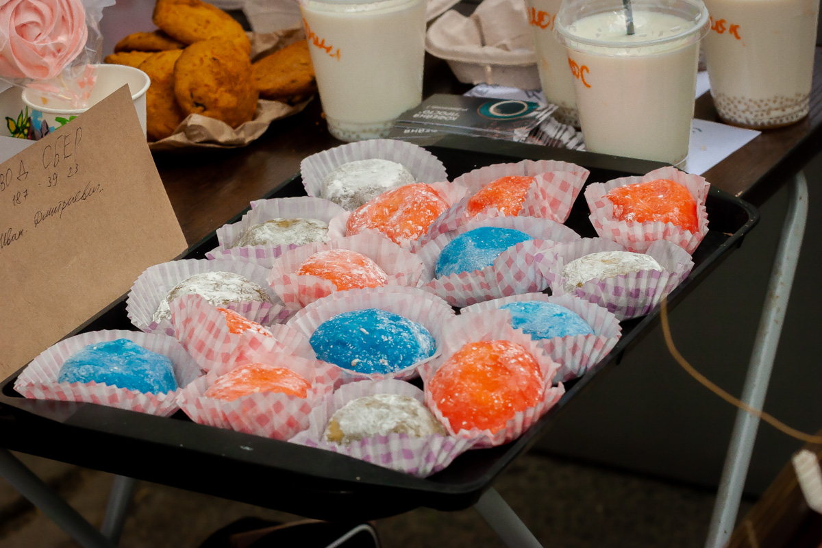 В минувшее воскресенье в центре Владимира прошел «Ресторанный день», причем в новом формате гастроарта. Еда как искусство и съедобные арт-объекты – результат коллаборации художников и кулинаров. Рассказываем, чем на этот раз горожан удивляло ставшее уже традиционным мероприятие.