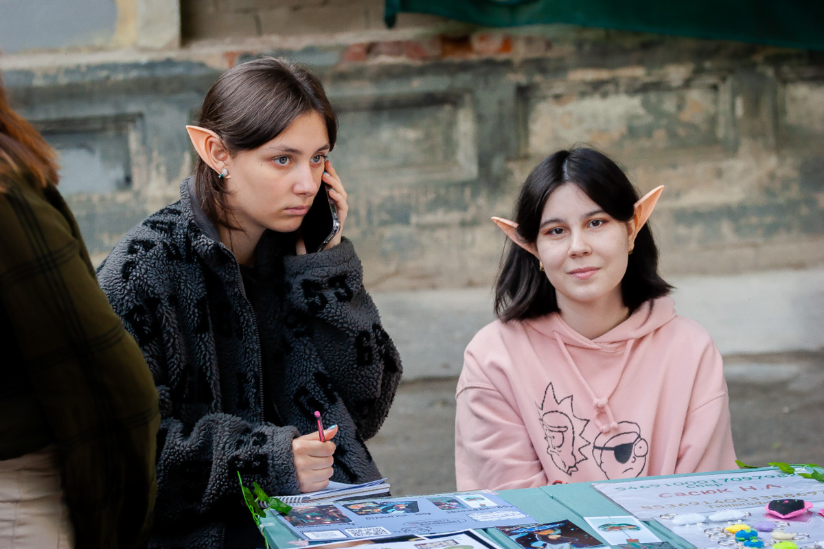 В минувшее воскресенье в центре Владимира прошел «Ресторанный день», причем в новом формате гастроарта. Еда как искусство и съедобные арт-объекты – результат коллаборации художников и кулинаров. Рассказываем, чем на этот раз горожан удивляло ставшее уже традиционным мероприятие.