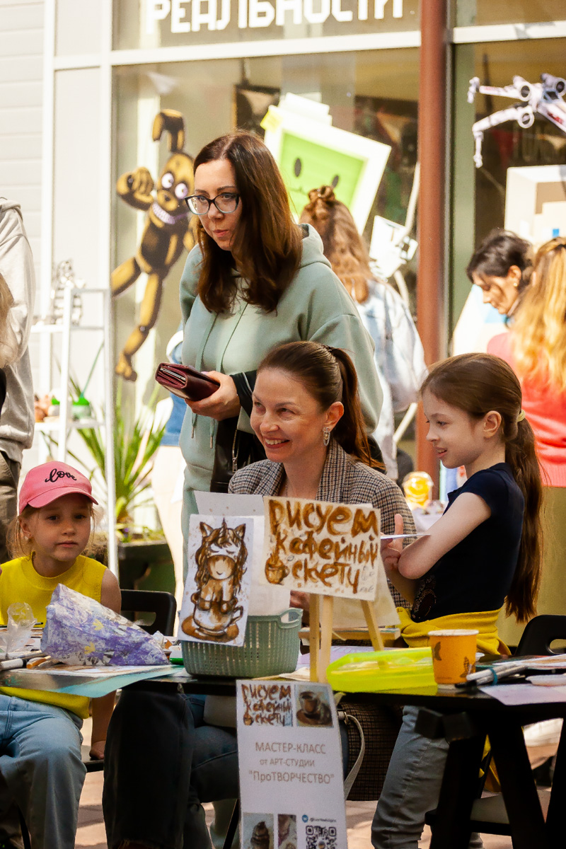 В минувшее воскресенье в центре Владимира прошел «Ресторанный день», причем в новом формате гастроарта. Еда как искусство и съедобные арт-объекты – результат коллаборации художников и кулинаров. Рассказываем, чем на этот раз горожан удивляло ставшее уже традиционным мероприятие.