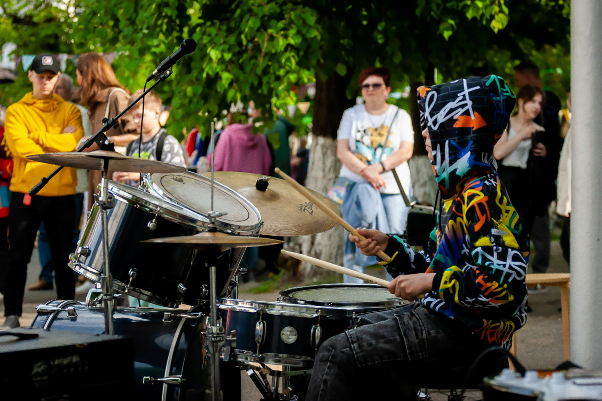 В минувшее воскресенье в центре Владимира прошел «Ресторанный день», причем в новом формате гастроарта. Еда как искусство и съедобные арт-объекты – результат коллаборации художников и кулинаров. Рассказываем, чем на этот раз горожан удивляло ставшее уже традиционным мероприятие.