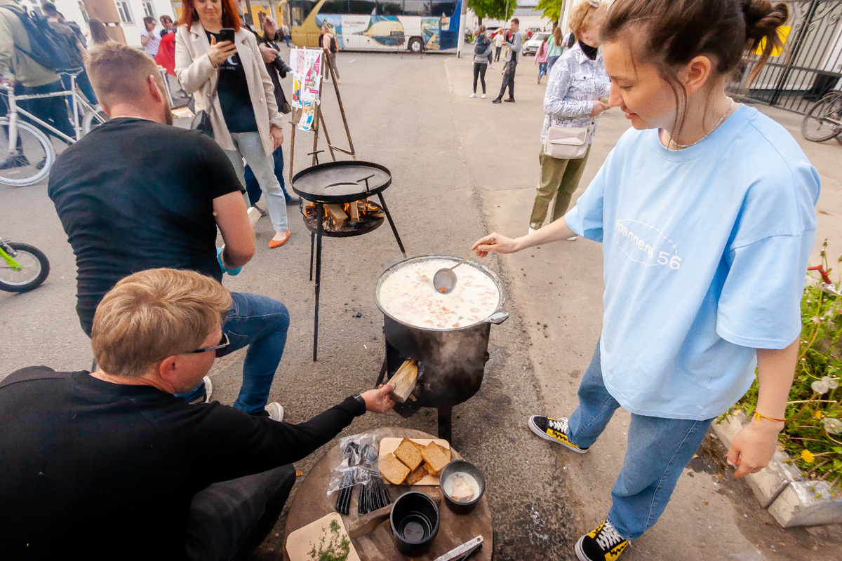 В минувшее воскресенье в центре Владимира прошел «Ресторанный день», причем в новом формате гастроарта. Еда как искусство и съедобные арт-объекты – результат коллаборации художников и кулинаров. Рассказываем, чем на этот раз горожан удивляло ставшее уже традиционным мероприятие.