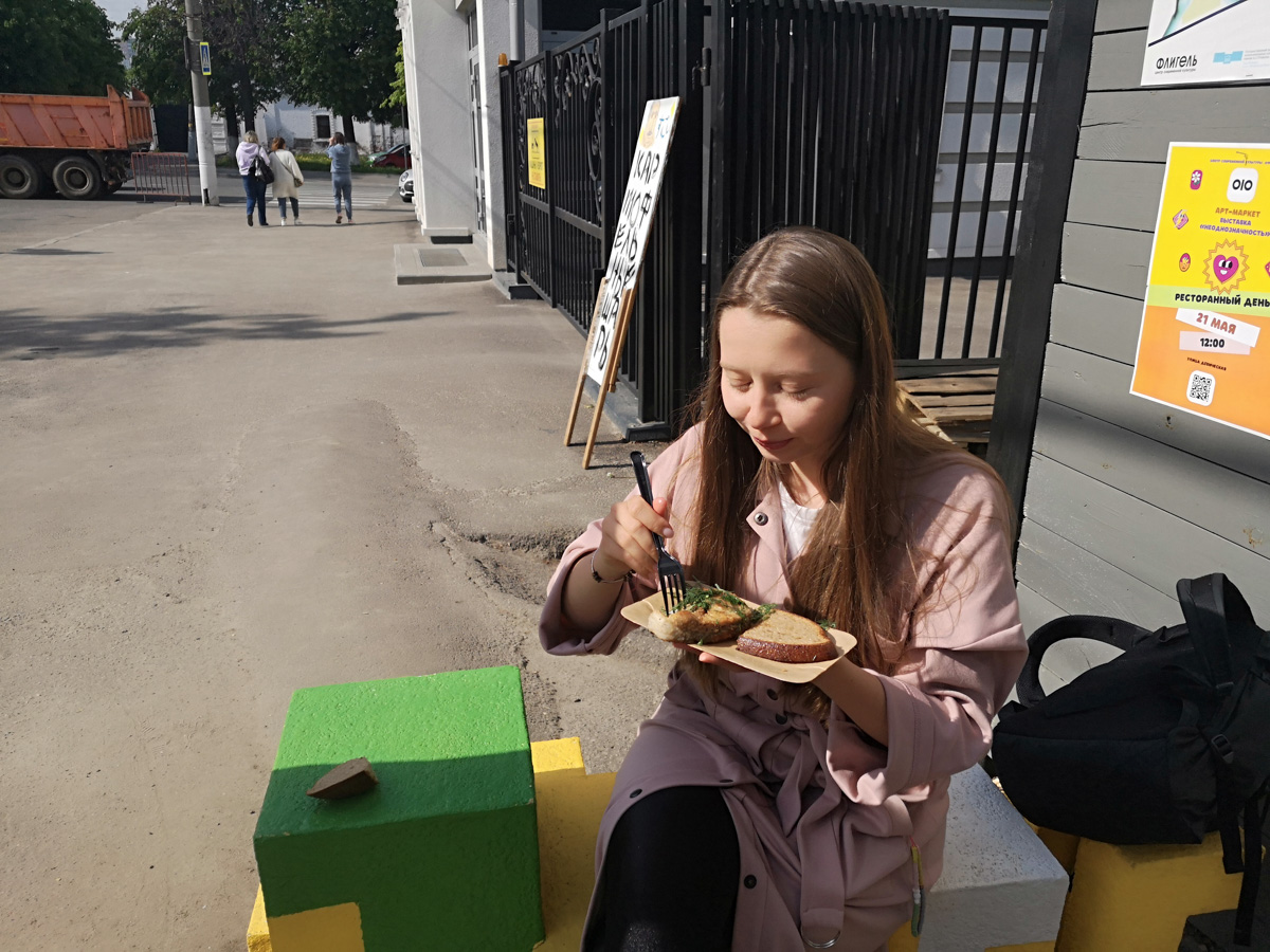 В минувшее воскресенье в центре Владимира прошел «Ресторанный день», причем в новом формате гастроарта. Еда как искусство и съедобные арт-объекты – результат коллаборации художников и кулинаров. Рассказываем, чем на этот раз горожан удивляло ставшее уже традиционным мероприятие.