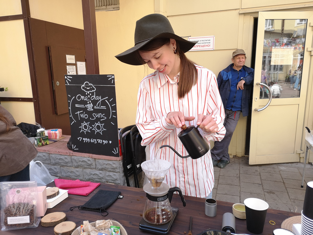 В минувшее воскресенье в центре Владимира прошел «Ресторанный день», причем в новом формате гастроарта. Еда как искусство и съедобные арт-объекты – результат коллаборации художников и кулинаров. Рассказываем, чем на этот раз горожан удивляло ставшее уже традиционным мероприятие.