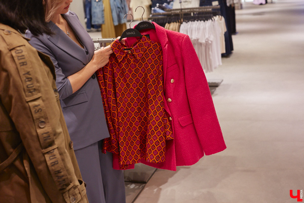 Во Владимире под названием Maag открылась обожаемая многими любителями шопинга Zara. Ее «собратья» по сети тоже обзавелись другими именами. В компании стилиста Елены Капп «Ключ-Медиа» прогулялся по старым-новым магазинам, чтобы поделиться своим впечатлением от предлагаемого ими ассортимента товаров.