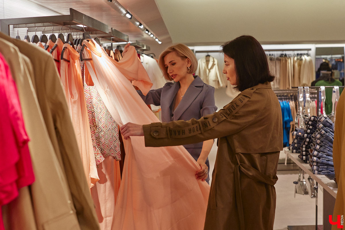 Во Владимире под названием Maag открылась обожаемая многими любителями шопинга Zara. Ее «собратья» по сети тоже обзавелись другими именами. В компании стилиста Елены Капп «Ключ-Медиа» прогулялся по старым-новым магазинам, чтобы поделиться своим впечатлением от предлагаемого ими ассортимента товаров.