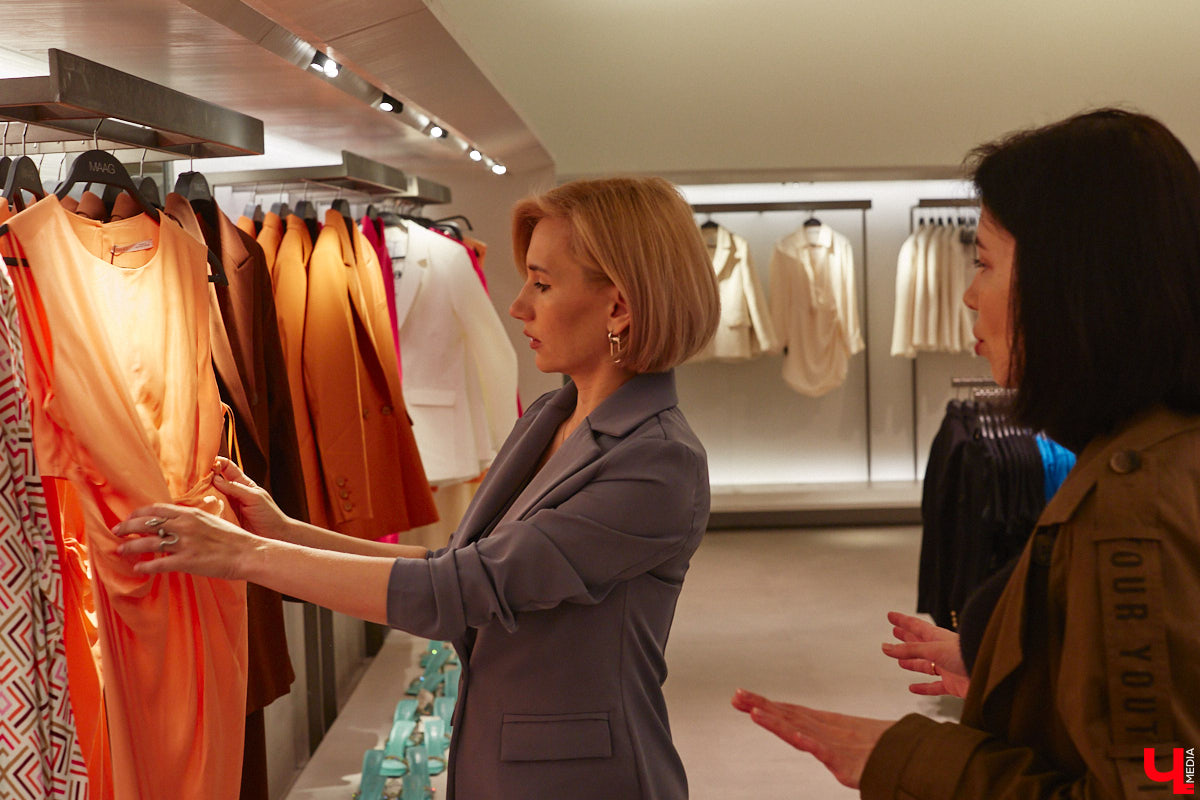 Во Владимире под названием Maag открылась обожаемая многими любителями шопинга Zara. Ее «собратья» по сети тоже обзавелись другими именами. В компании стилиста Елены Капп «Ключ-Медиа» прогулялся по старым-новым магазинам, чтобы поделиться своим впечатлением от предлагаемого ими ассортимента товаров.