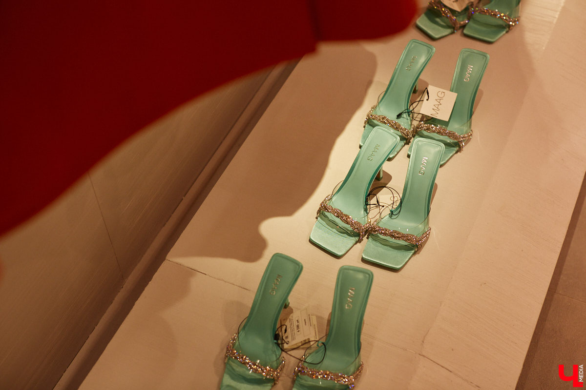 Во Владимире под названием Maag открылась обожаемая многими любителями шопинга Zara. Ее «собратья» по сети тоже обзавелись другими именами. В компании стилиста Елены Капп «Ключ-Медиа» прогулялся по старым-новым магазинам, чтобы поделиться своим впечатлением от предлагаемого ими ассортимента товаров.