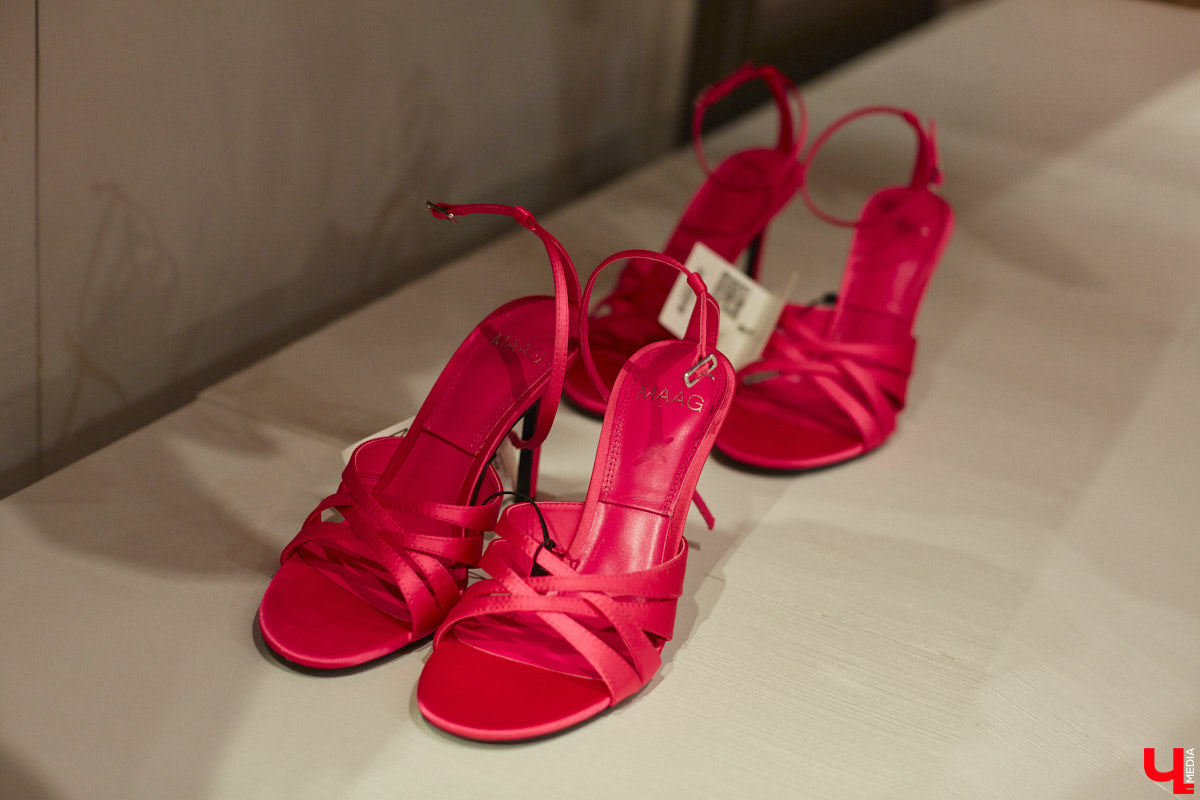 Во Владимире под названием Maag открылась обожаемая многими любителями шопинга Zara. Ее «собратья» по сети тоже обзавелись другими именами. В компании стилиста Елены Капп «Ключ-Медиа» прогулялся по старым-новым магазинам, чтобы поделиться своим впечатлением от предлагаемого ими ассортимента товаров.