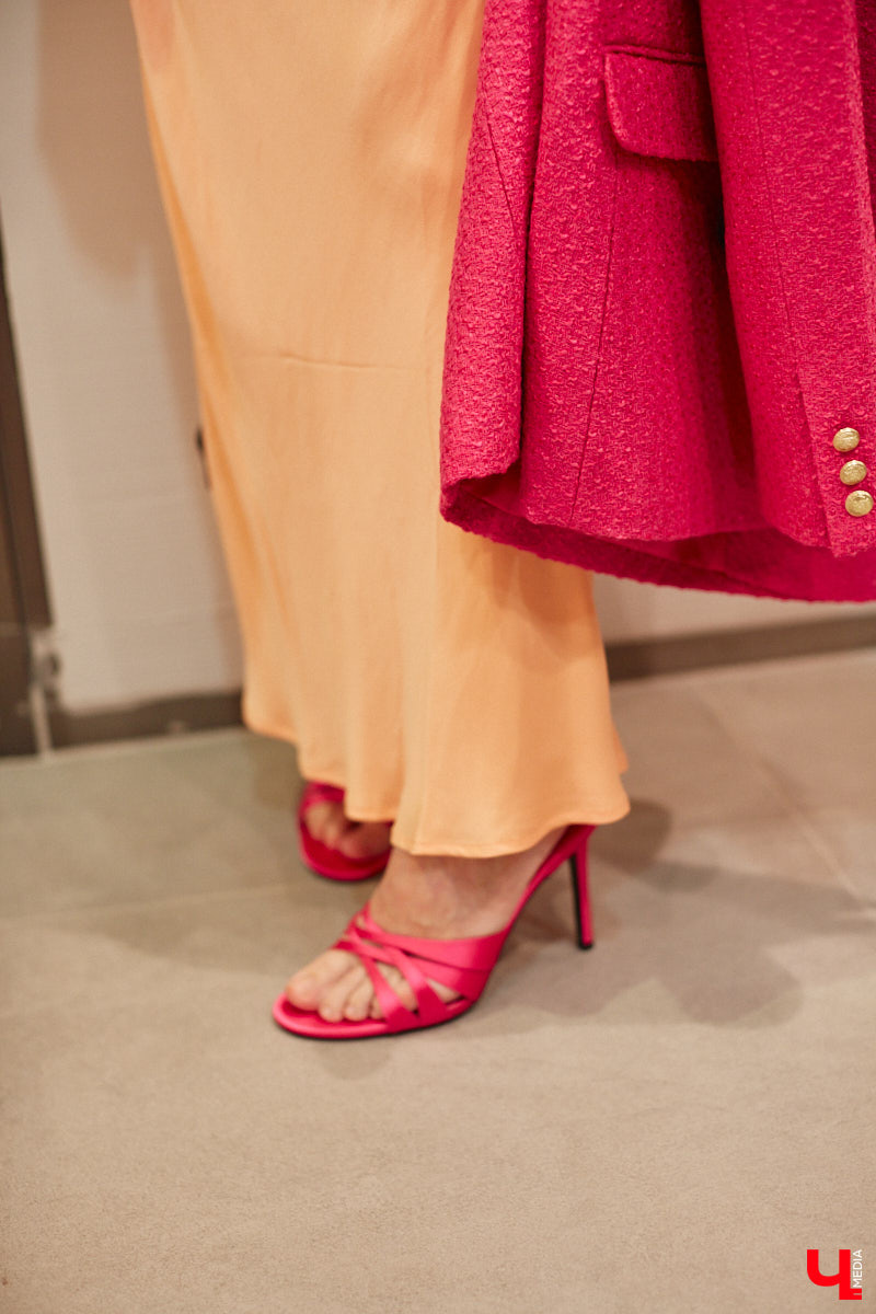 Во Владимире под названием Maag открылась обожаемая многими любителями шопинга Zara. Ее «собратья» по сети тоже обзавелись другими именами. В компании стилиста Елены Капп «Ключ-Медиа» прогулялся по старым-новым магазинам, чтобы поделиться своим впечатлением от предлагаемого ими ассортимента товаров.