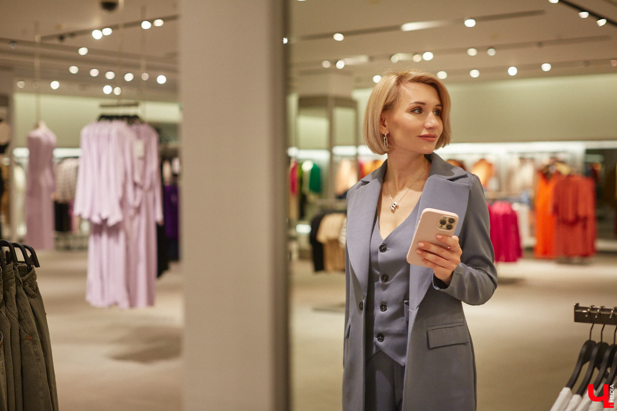 Во Владимире под названием Maag открылась обожаемая многими любителями шопинга Zara. Ее «собратья» по сети тоже обзавелись другими именами. В компании стилиста Елены Капп «Ключ-Медиа» прогулялся по старым-новым магазинам, чтобы поделиться своим впечатлением от предлагаемого ими ассортимента товаров.