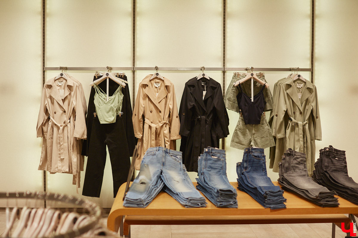 Во Владимире под названием Maag открылась обожаемая многими любителями шопинга Zara. Ее «собратья» по сети тоже обзавелись другими именами. В компании стилиста Елены Капп «Ключ-Медиа» прогулялся по старым-новым магазинам, чтобы поделиться своим впечатлением от предлагаемого ими ассортимента товаров.