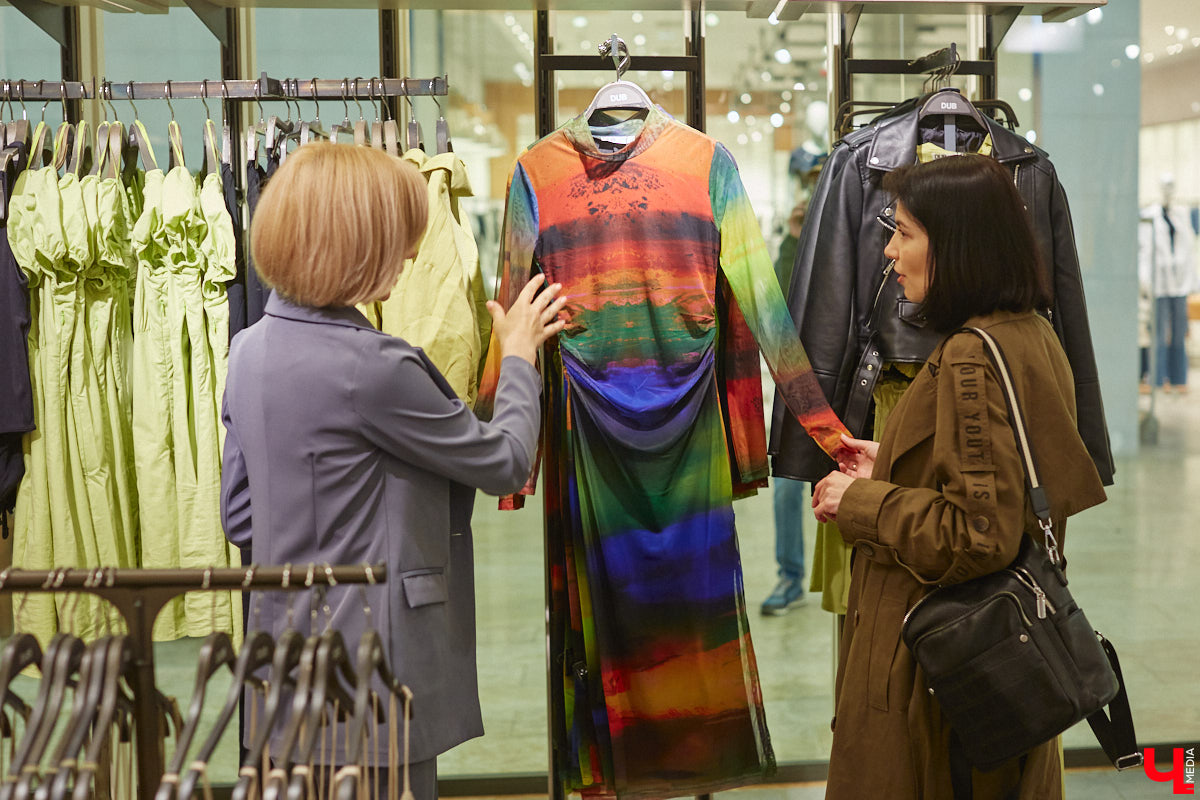 Во Владимире под названием Maag открылась обожаемая многими любителями шопинга Zara. Ее «собратья» по сети тоже обзавелись другими именами. В компании стилиста Елены Капп «Ключ-Медиа» прогулялся по старым-новым магазинам, чтобы поделиться своим впечатлением от предлагаемого ими ассортимента товаров.