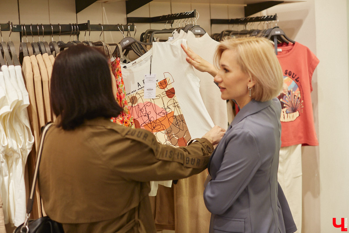 Во Владимире под названием Maag открылась обожаемая многими любителями шопинга Zara. Ее «собратья» по сети тоже обзавелись другими именами. В компании стилиста Елены Капп «Ключ-Медиа» прогулялся по старым-новым магазинам, чтобы поделиться своим впечатлением от предлагаемого ими ассортимента товаров.