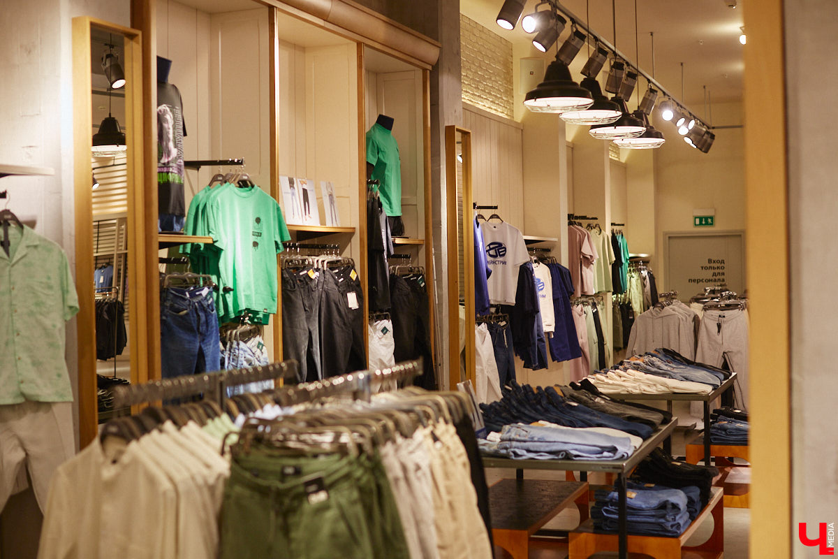 Во Владимире под названием Maag открылась обожаемая многими любителями шопинга Zara. Ее «собратья» по сети тоже обзавелись другими именами. В компании стилиста Елены Капп «Ключ-Медиа» прогулялся по старым-новым магазинам, чтобы поделиться своим впечатлением от предлагаемого ими ассортимента товаров.