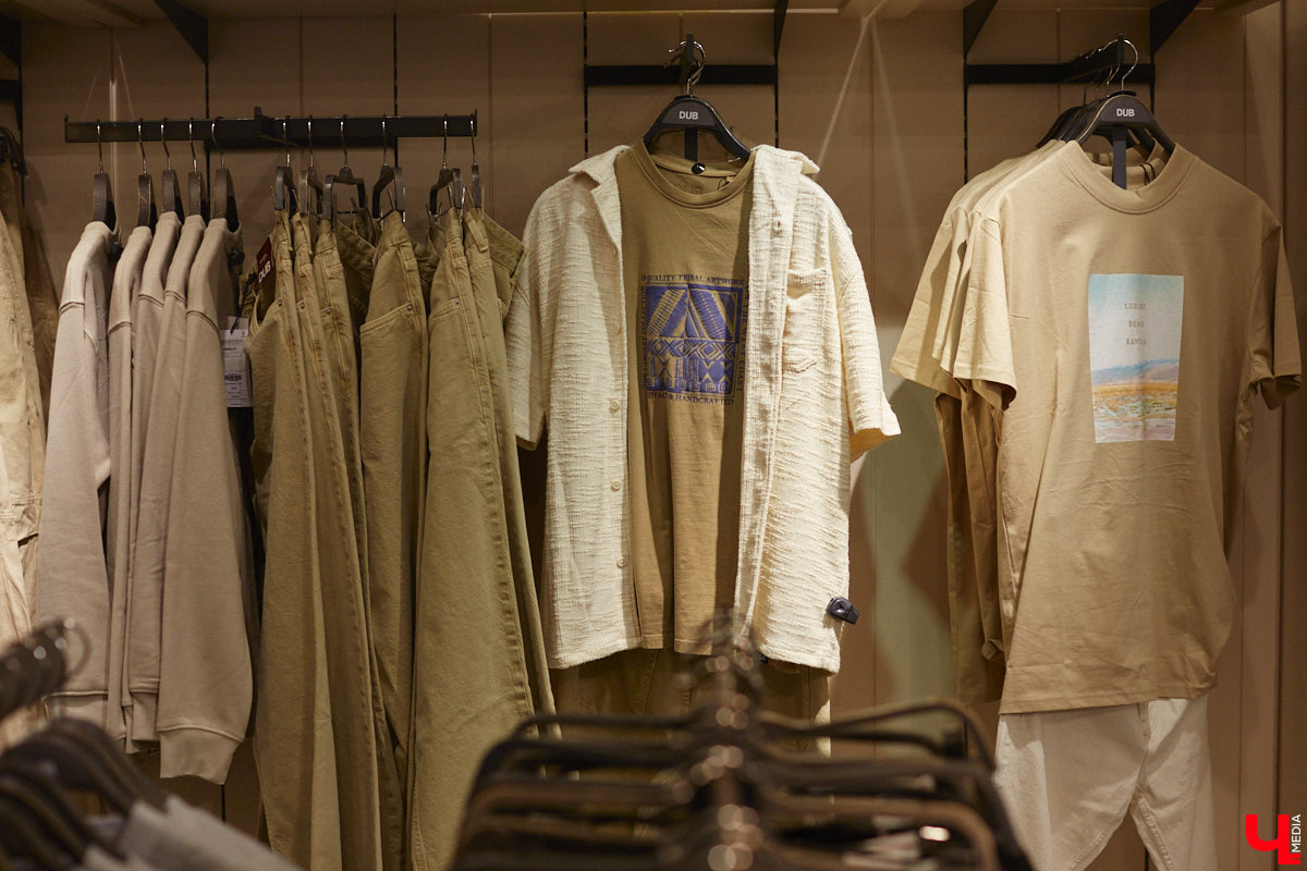 Во Владимире под названием Maag открылась обожаемая многими любителями шопинга Zara. Ее «собратья» по сети тоже обзавелись другими именами. В компании стилиста Елены Капп «Ключ-Медиа» прогулялся по старым-новым магазинам, чтобы поделиться своим впечатлением от предлагаемого ими ассортимента товаров.