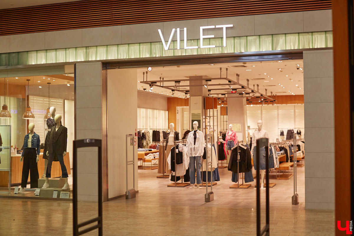 Во Владимире под названием Maag открылась обожаемая многими любителями шопинга Zara. Ее «собратья» по сети тоже обзавелись другими именами. В компании стилиста Елены Капп «Ключ-Медиа» прогулялся по старым-новым магазинам, чтобы поделиться своим впечатлением от предлагаемого ими ассортимента товаров.