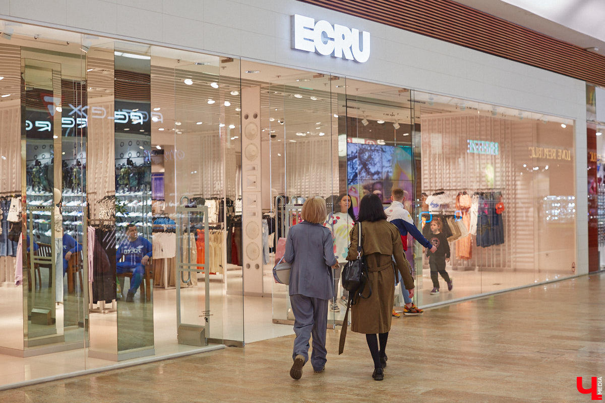 Во Владимире под названием Maag открылась обожаемая многими любителями шопинга Zara. Ее «собратья» по сети тоже обзавелись другими именами. В компании стилиста Елены Капп «Ключ-Медиа» прогулялся по старым-новым магазинам, чтобы поделиться своим впечатлением от предлагаемого ими ассортимента товаров.