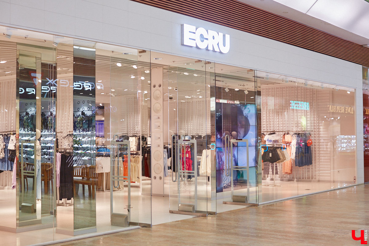 Во Владимире под названием Maag открылась обожаемая многими любителями шопинга Zara. Ее «собратья» по сети тоже обзавелись другими именами. В компании стилиста Елены Капп «Ключ-Медиа» прогулялся по старым-новым магазинам, чтобы поделиться своим впечатлением от предлагаемого ими ассортимента товаров.