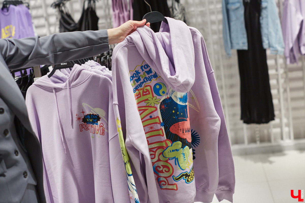 Во Владимире под названием Maag открылась обожаемая многими любителями шопинга Zara. Ее «собратья» по сети тоже обзавелись другими именами. В компании стилиста Елены Капп «Ключ-Медиа» прогулялся по старым-новым магазинам, чтобы поделиться своим впечатлением от предлагаемого ими ассортимента товаров.