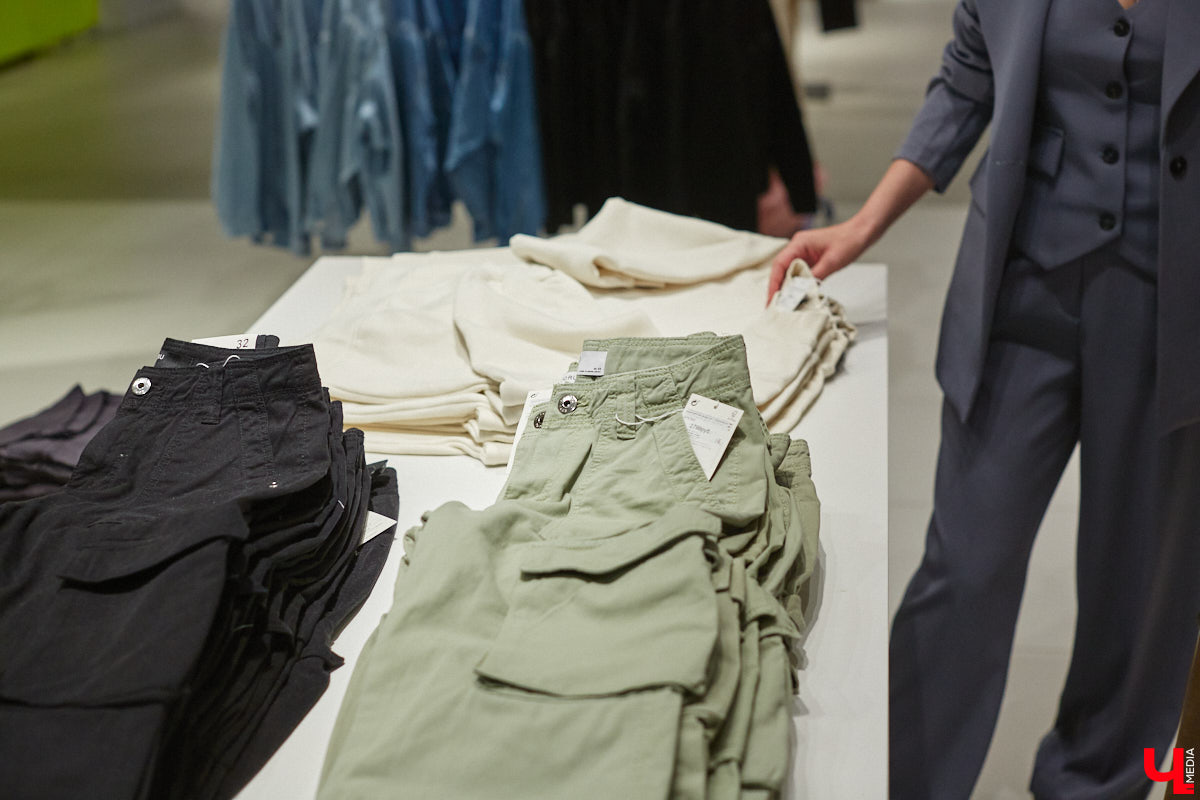 Во Владимире под названием Maag открылась обожаемая многими любителями шопинга Zara. Ее «собратья» по сети тоже обзавелись другими именами. В компании стилиста Елены Капп «Ключ-Медиа» прогулялся по старым-новым магазинам, чтобы поделиться своим впечатлением от предлагаемого ими ассортимента товаров.