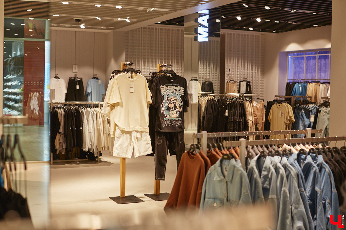 Во Владимире под названием Maag открылась обожаемая многими любителями шопинга Zara. Ее «собратья» по сети тоже обзавелись другими именами. В компании стилиста Елены Капп «Ключ-Медиа» прогулялся по старым-новым магазинам, чтобы поделиться своим впечатлением от предлагаемого ими ассортимента товаров.