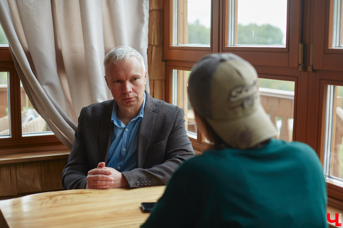 Фантастику любят все: от мала до велика. Но сегодня речь пойдет не про иные миры, а про родной 33-й регион. Именно в нем разыгрались удивительные события, которые отразил в своих работах местный писатель Алексей Михайлов, чья книга в 2021 году была признана лучшей во Владимирской области в номинации «Детская литература».