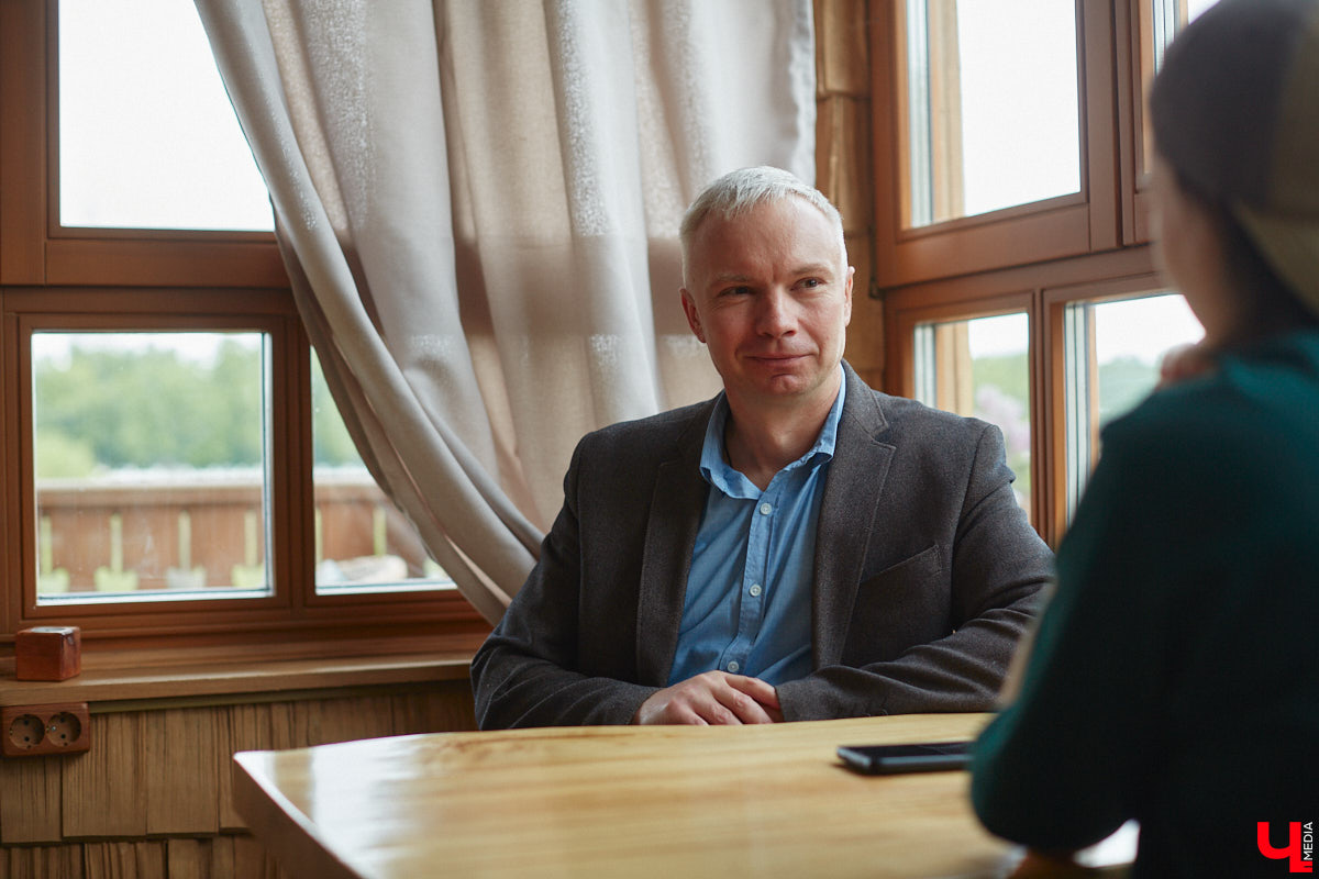 Фантастику любят все: от мала до велика. Но сегодня речь пойдет не про иные миры, а про родной 33-й регион. Именно в нем разыгрались удивительные события, которые отразил в своих работах местный писатель Алексей Михайлов, чья книга в 2021 году была признана лучшей во Владимирской области в номинации «Детская литература».