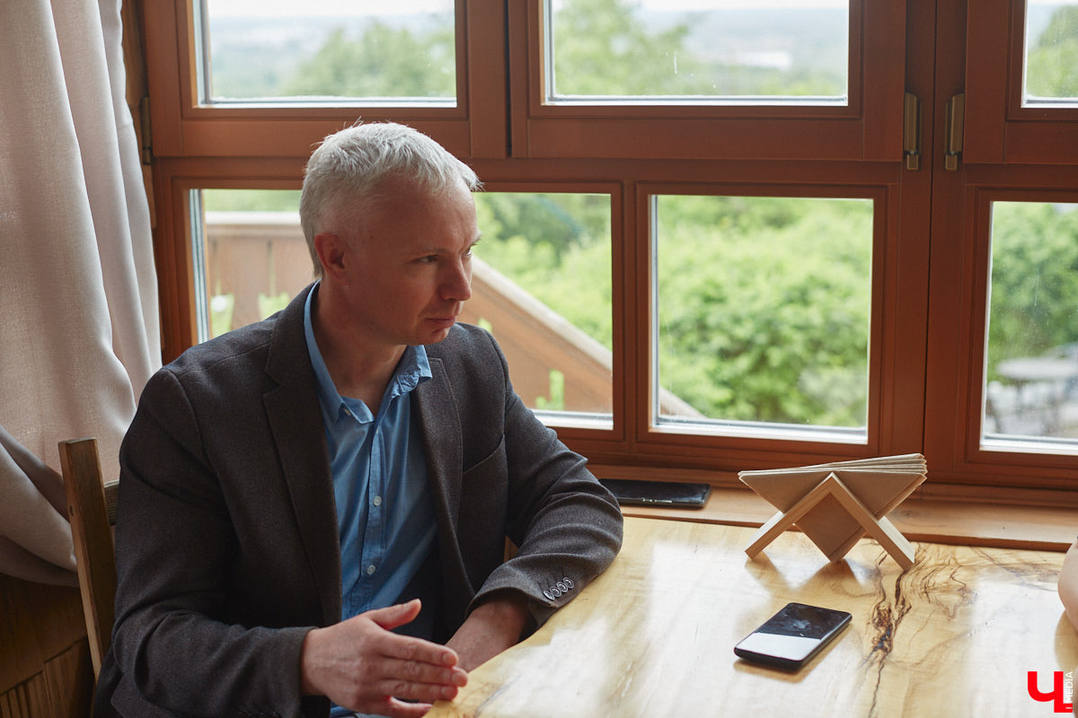 Фантастику любят все: от мала до велика. Но сегодня речь пойдет не про иные миры, а про родной 33-й регион. Именно в нем разыгрались удивительные события, которые отразил в своих работах местный писатель Алексей Михайлов, чья книга в 2021 году была признана лучшей во Владимирской области в номинации «Детская литература».