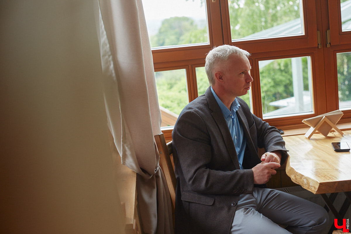 Фантастику любят все: от мала до велика. Но сегодня речь пойдет не про иные миры, а про родной 33-й регион. Именно в нем разыгрались удивительные события, которые отразил в своих работах местный писатель Алексей Михайлов, чья книга в 2021 году была признана лучшей во Владимирской области в номинации «Детская литература».