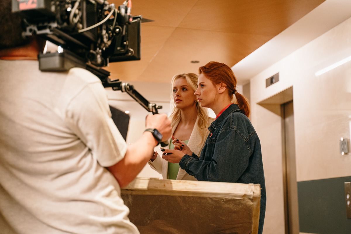 Съемки проекта по мотивам популярного турецкого сериала «Постучись в мою дверь» начались в Москве на прошлой неделе. Имена российских Серкана Болата и красавицы Эды создатели держат в тайне. А вот кто станет подругами главной героини, уже известно. Одна из них — актриса из Владимирской области Александра Тулинова.