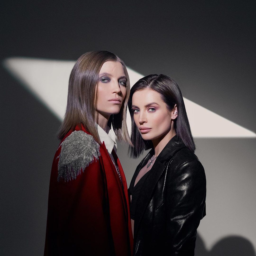 Ольга Задонская — не забытая звезда «Голоса». Владимирская исполнительница не только регулярно радует своих поклонников лирическими хитами, но и коллабится с другими музыкантами. Недавно она связала себя творческой нитью с известной российской певицей и автором Машей Шейх. Как сложился их дуэт и возможен ли он с бывшей наставницей Ольги, Полиной Гагариной, выяснял «Ключ-Медиа».