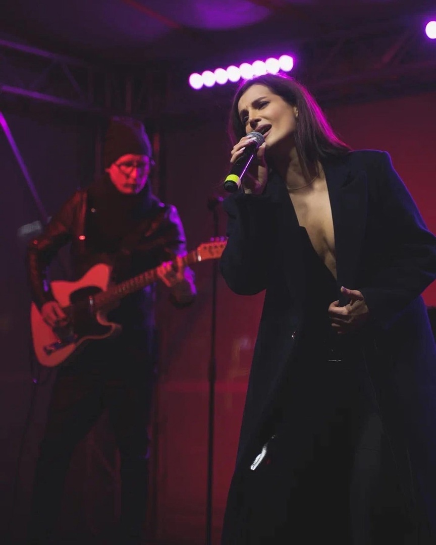 Ольга Задонская — не забытая звезда «Голоса». Владимирская исполнительница не только регулярно радует своих поклонников лирическими хитами, но и коллабится с другими музыкантами. Недавно она связала себя творческой нитью с известной российской певицей и автором Машей Шейх. Как сложился их дуэт и возможен ли он с бывшей наставницей Ольги, Полиной Гагариной, выяснял «Ключ-Медиа».