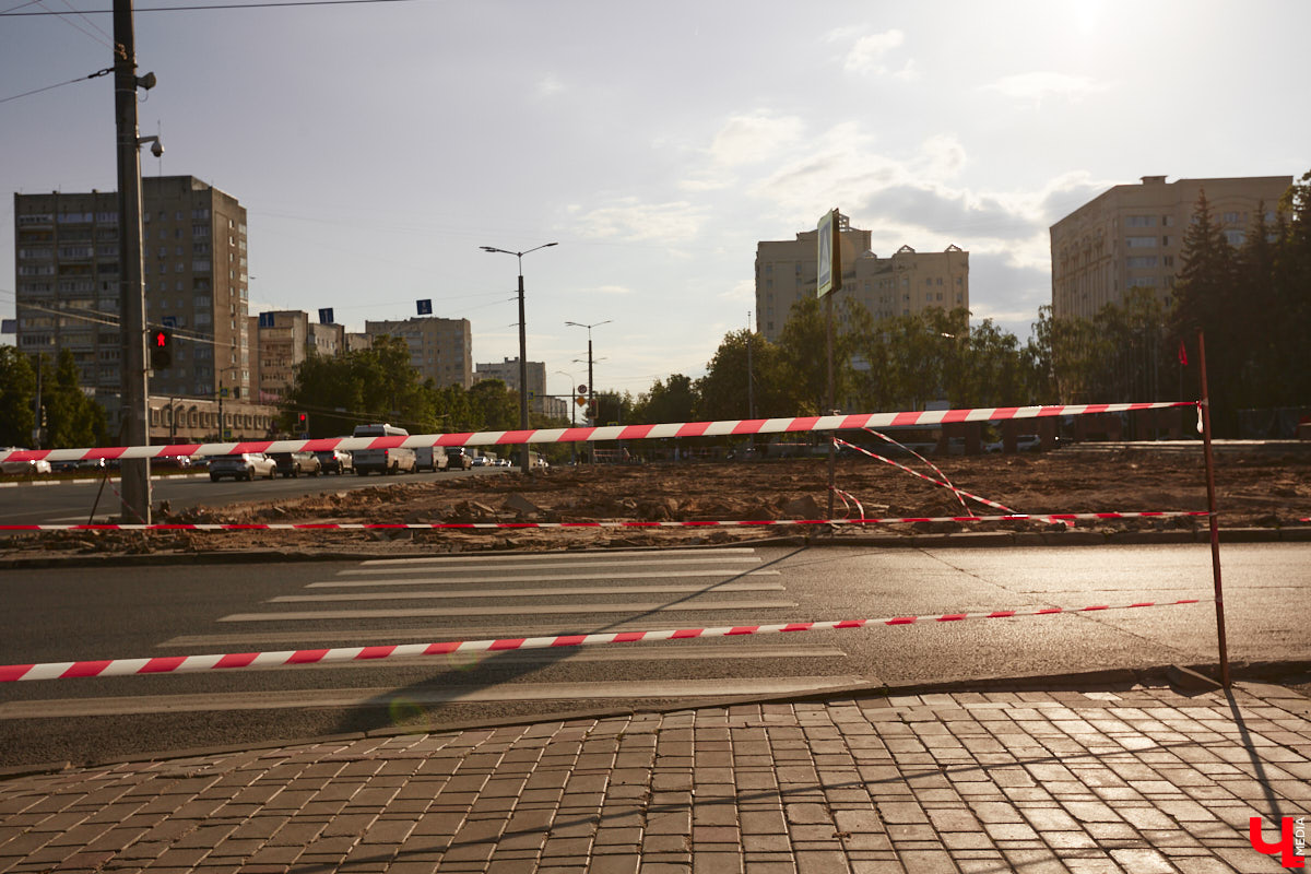 Жители Владимира успели обратить внимание на масштабные работы, которые сразу после праздников стартовали на площади Победы. На данный момент на мемориальном комплексе демонтировали всю плитку. Через месяц ее заменят на новое покрытие с гранитными компонентами.