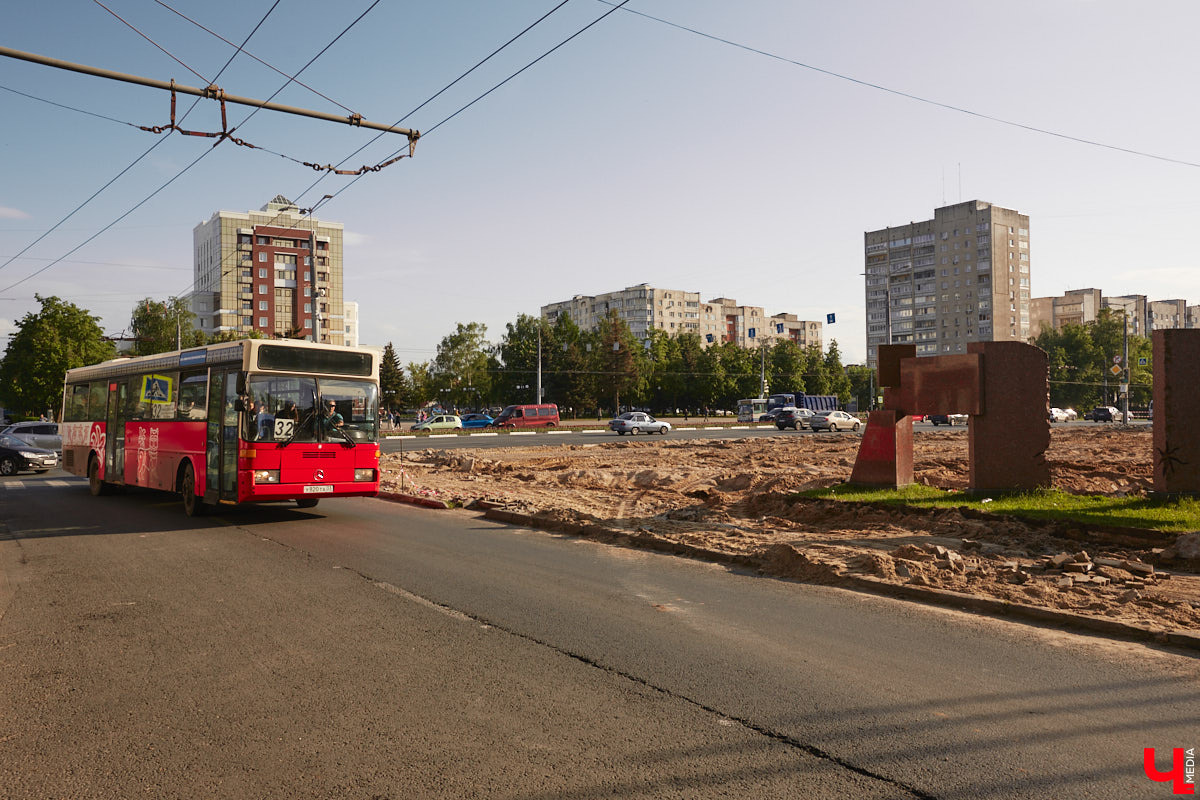 Жители Владимира успели обратить внимание на масштабные работы, которые сразу после праздников стартовали на площади Победы. На данный момент на мемориальном комплексе демонтировали всю плитку. Через месяц ее заменят на новое покрытие с гранитными компонентами.