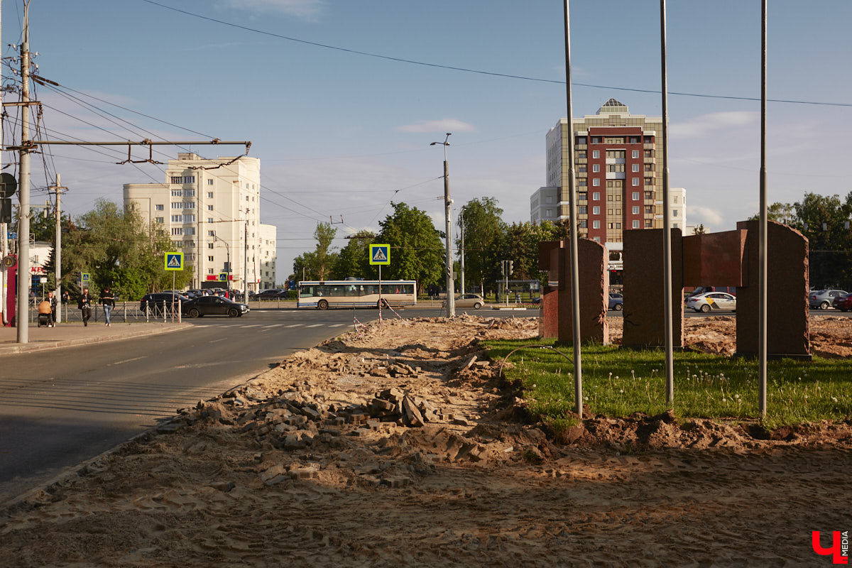 Жители Владимира успели обратить внимание на масштабные работы, которые сразу после праздников стартовали на площади Победы. На данный момент на мемориальном комплексе демонтировали всю плитку. Через месяц ее заменят на новое покрытие с гранитными компонентами.