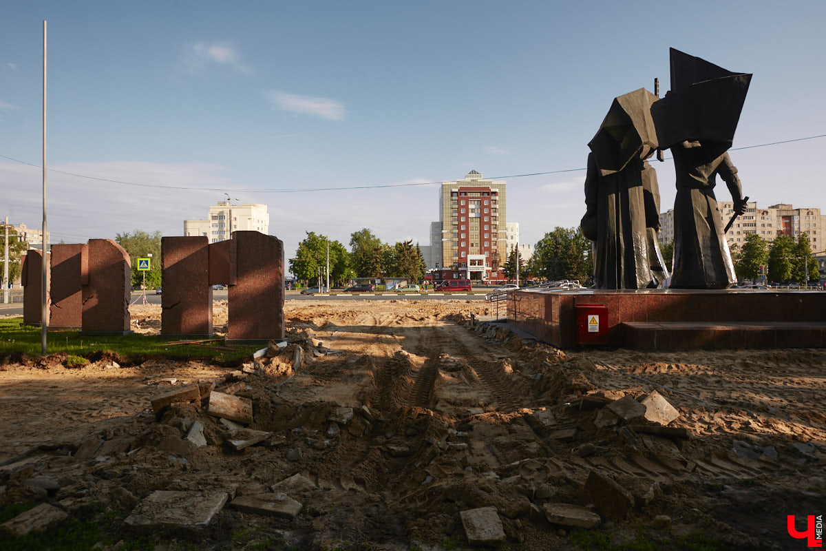 Жители Владимира успели обратить внимание на масштабные работы, которые сразу после праздников стартовали на площади Победы. На данный момент на мемориальном комплексе демонтировали всю плитку. Через месяц ее заменят на новое покрытие с гранитными компонентами.