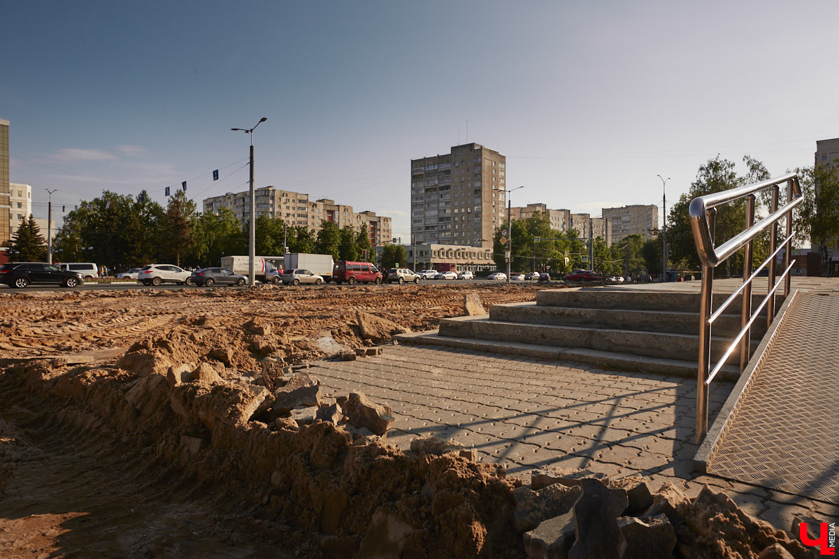 Жители Владимира успели обратить внимание на масштабные работы, которые сразу после праздников стартовали на площади Победы. На данный момент на мемориальном комплексе демонтировали всю плитку. Через месяц ее заменят на новое покрытие с гранитными компонентами.