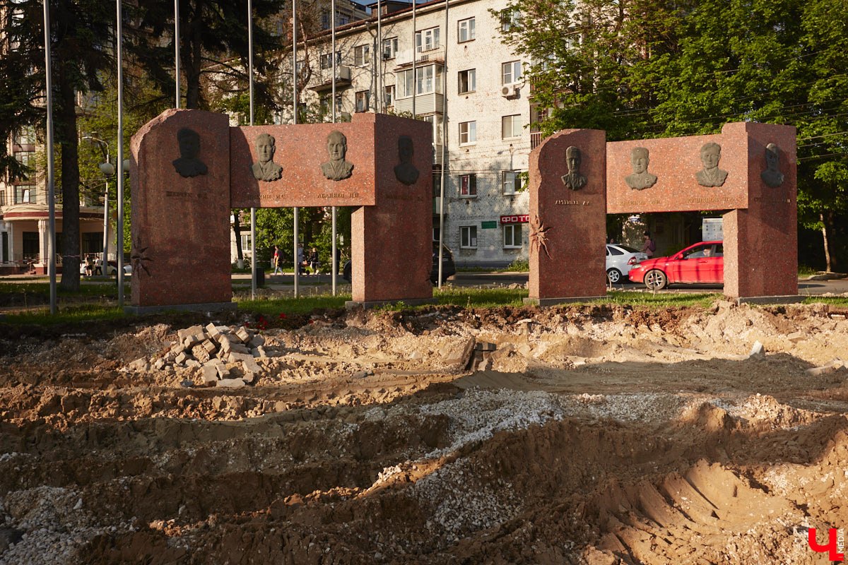 Жители Владимира успели обратить внимание на масштабные работы, которые сразу после праздников стартовали на площади Победы. На данный момент на мемориальном комплексе демонтировали всю плитку. Через месяц ее заменят на новое покрытие с гранитными компонентами.