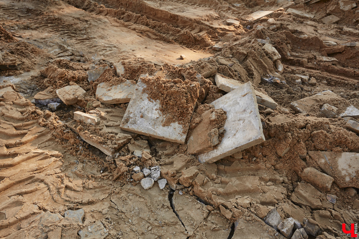 Жители Владимира успели обратить внимание на масштабные работы, которые сразу после праздников стартовали на площади Победы. На данный момент на мемориальном комплексе демонтировали всю плитку. Через месяц ее заменят на новое покрытие с гранитными компонентами.