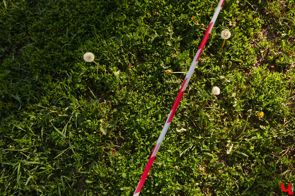 Жители Владимира успели обратить внимание на масштабные работы, которые сразу после праздников стартовали на площади Победы. На данный момент на мемориальном комплексе демонтировали всю плитку. Через месяц ее заменят на новое покрытие с гранитными компонентами.