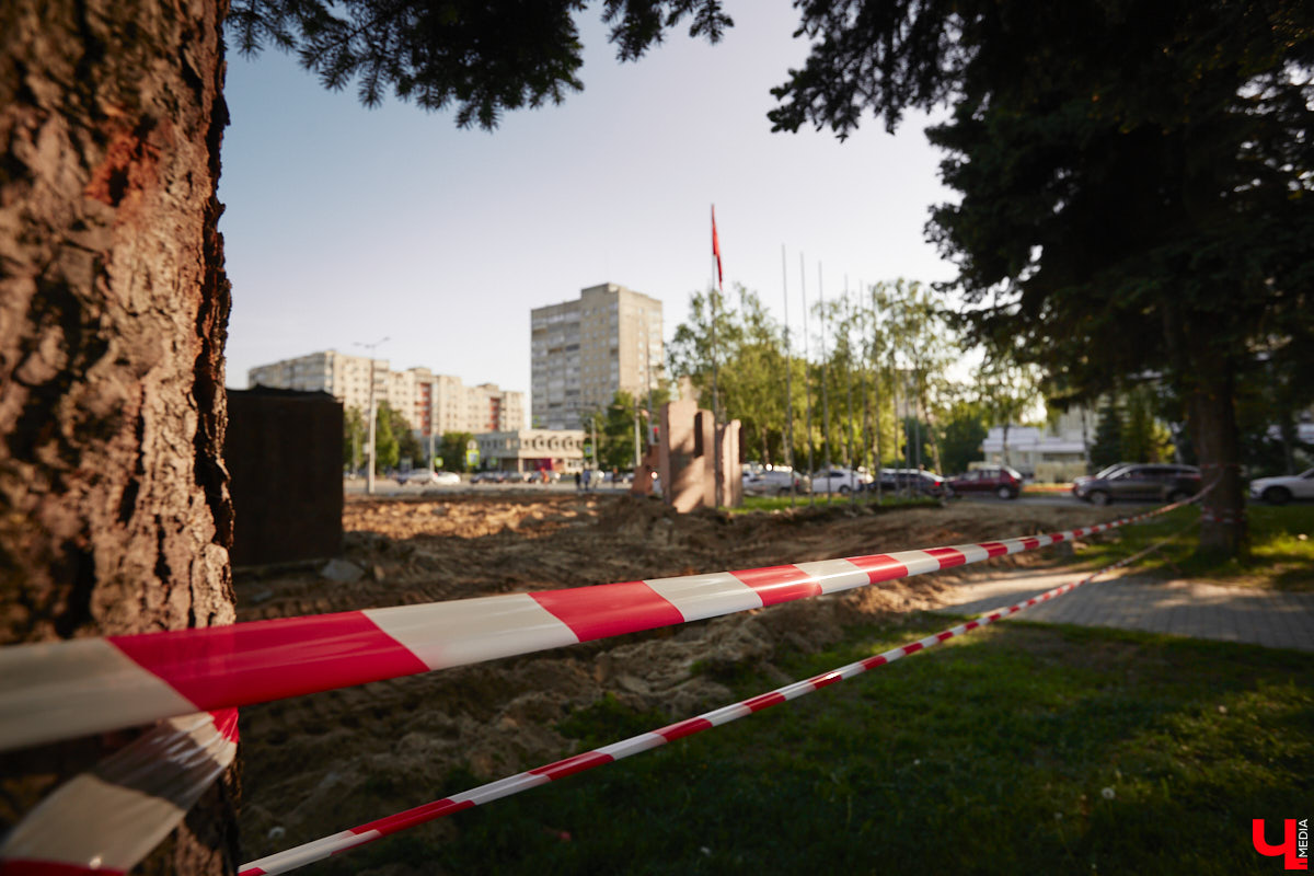 Жители Владимира успели обратить внимание на масштабные работы, которые сразу после праздников стартовали на площади Победы. На данный момент на мемориальном комплексе демонтировали всю плитку. Через месяц ее заменят на новое покрытие с гранитными компонентами.