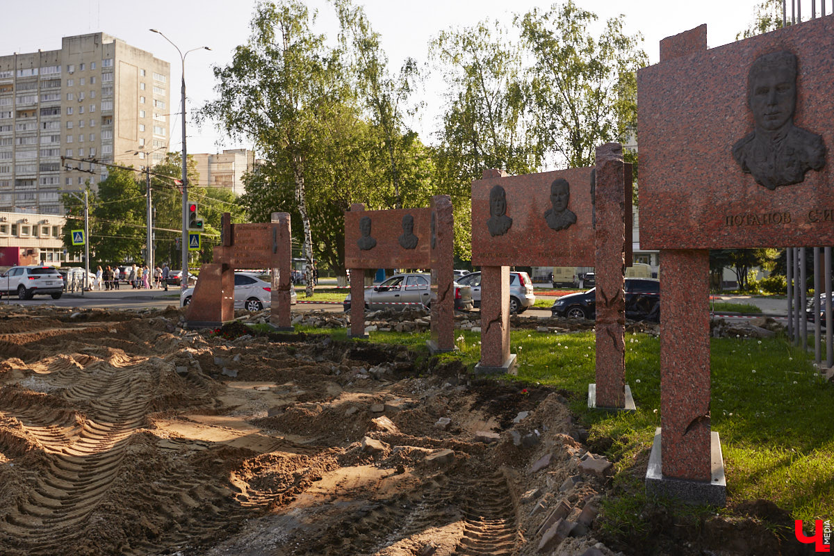 Жители Владимира успели обратить внимание на масштабные работы, которые сразу после праздников стартовали на площади Победы. На данный момент на мемориальном комплексе демонтировали всю плитку. Через месяц ее заменят на новое покрытие с гранитными компонентами.