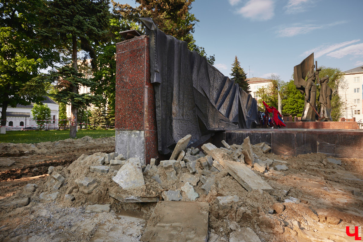 Жители Владимира успели обратить внимание на масштабные работы, которые сразу после праздников стартовали на площади Победы. На данный момент на мемориальном комплексе демонтировали всю плитку. Через месяц ее заменят на новое покрытие с гранитными компонентами.